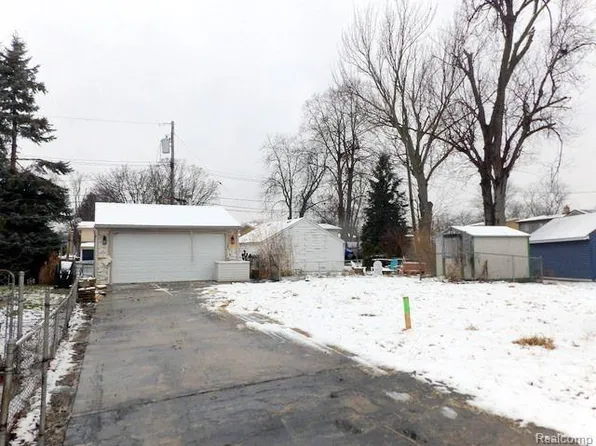 30034 Fryer Dr, Gibraltar, MI 48173