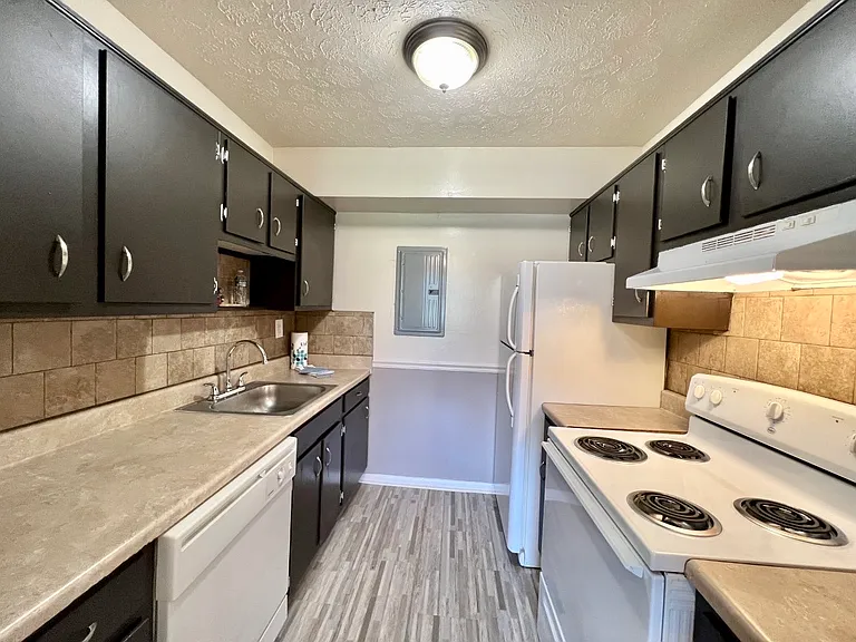 Glenview Apartments — Photo 38