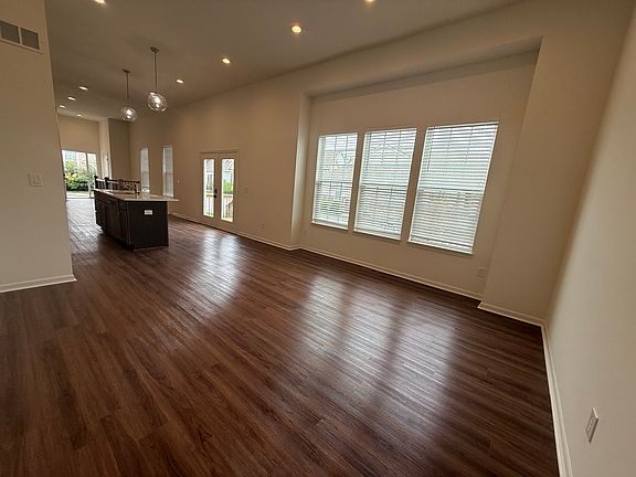 5th image of 15813 Riley St