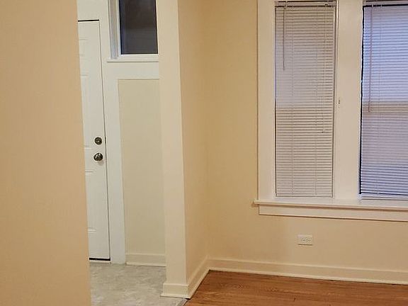 5th image of 3052 W Gunnison St APT 3