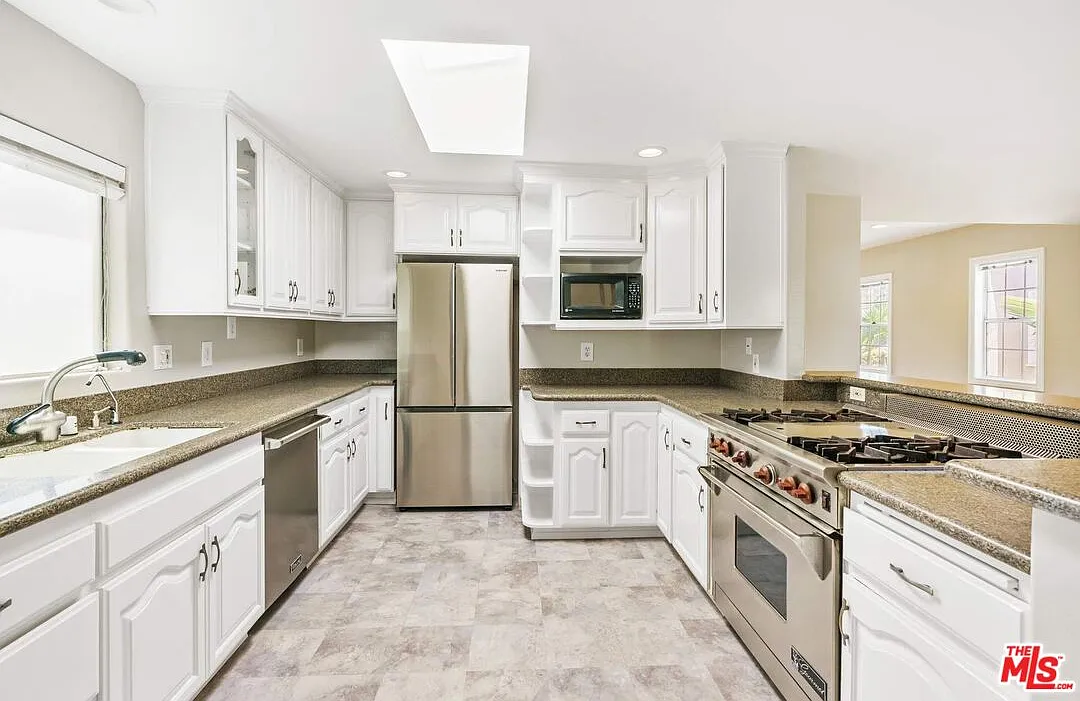 3 bed, 2.0 bath, 1518 sqft, $6,200 — Photo 4