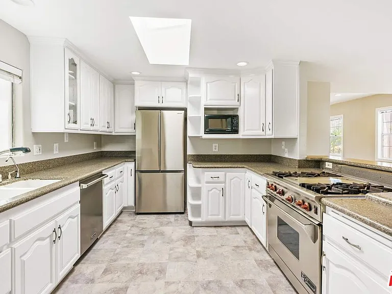 4058 Wade St — Photo 4