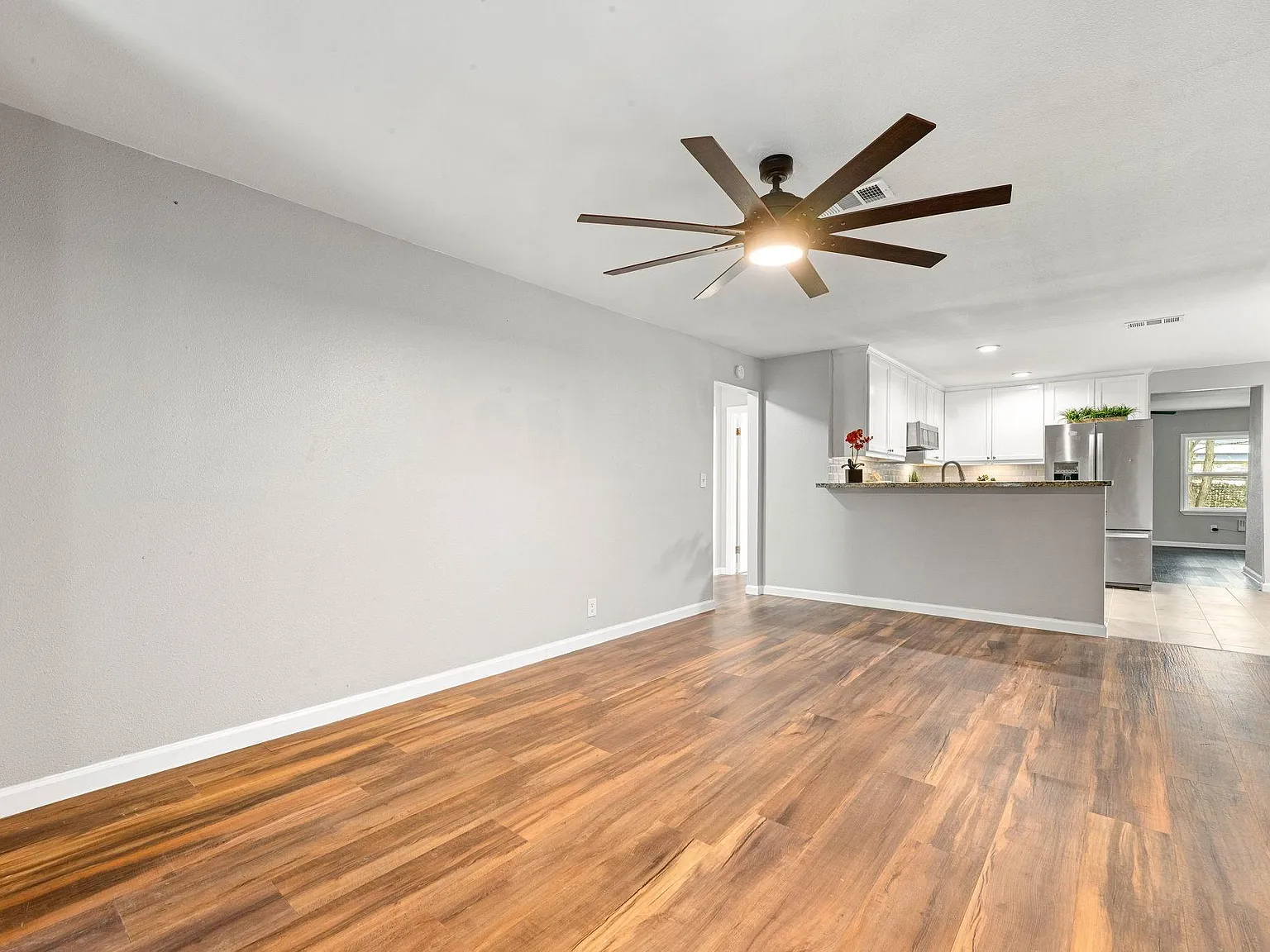 3 bed, 1.5 bath, 1264 sqft, $1,850 — Photo 3