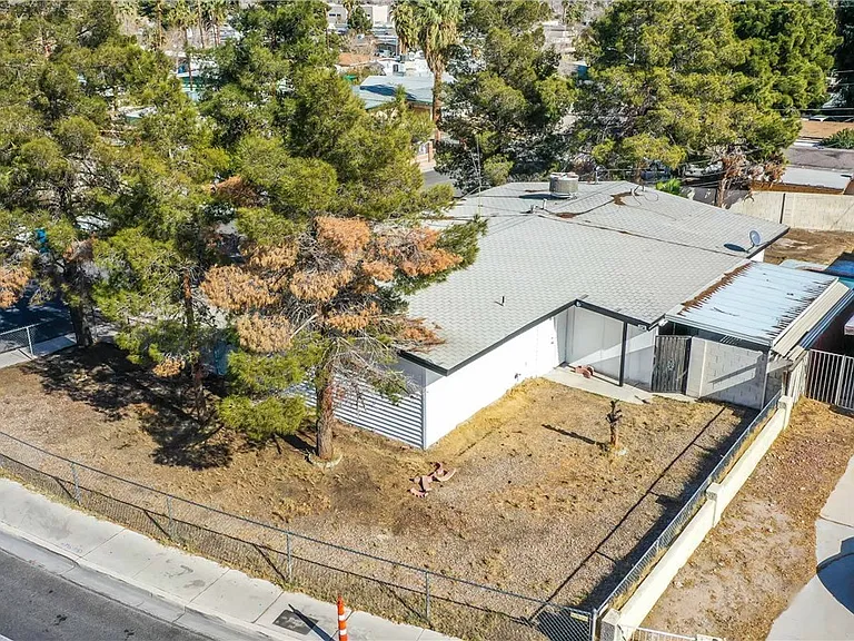 612 N Bruce St — Photo 3