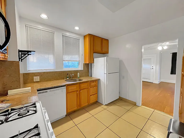 2450 Parker St — Photo 18