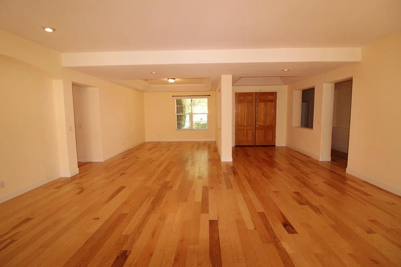Peacock Creek! Beautiful 4 bedrooms, 3 baths, 3030 square feet. — Photo 2