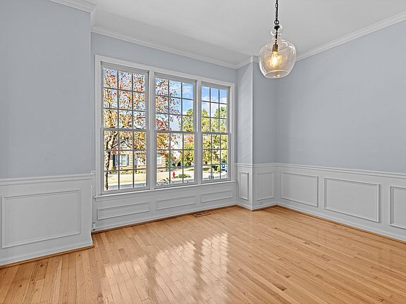 4th image of 306 Barrington Overlook Dr