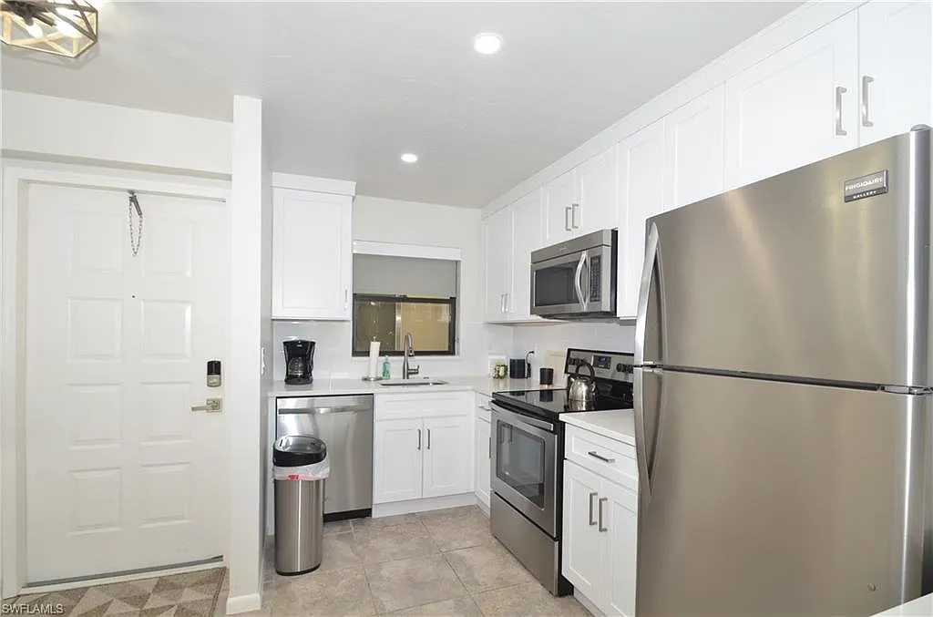 2 bed, 2.0 bath, 1075 sqft, $8,000 — Photo 2
