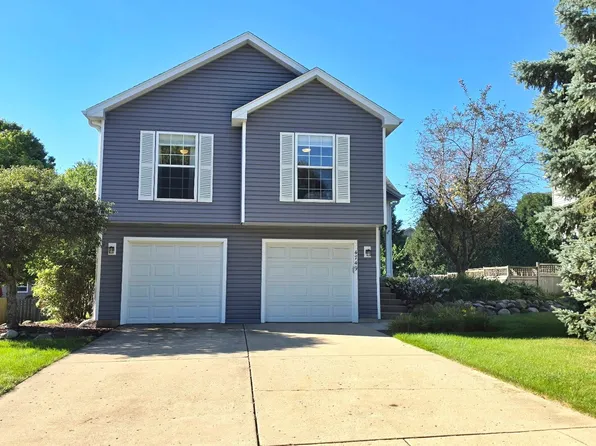 4749 Oregon Trl, McHenry, IL 60050