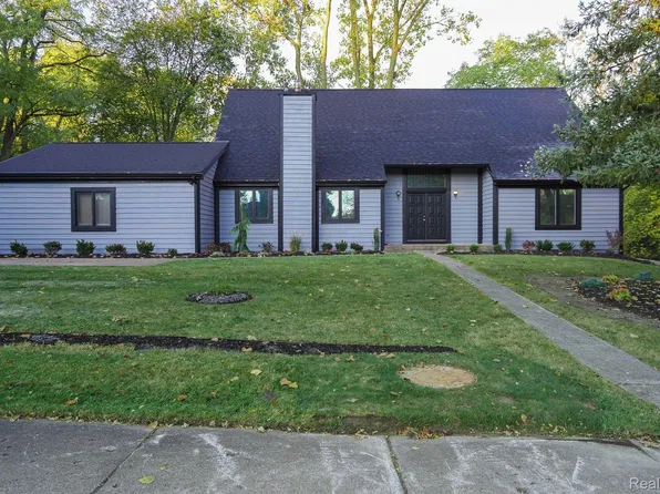 2635 W Walton Blvd, Waterford, MI 48329