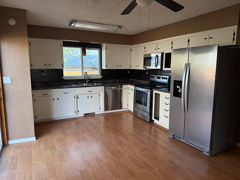 2703 W Texas St — Photo 8