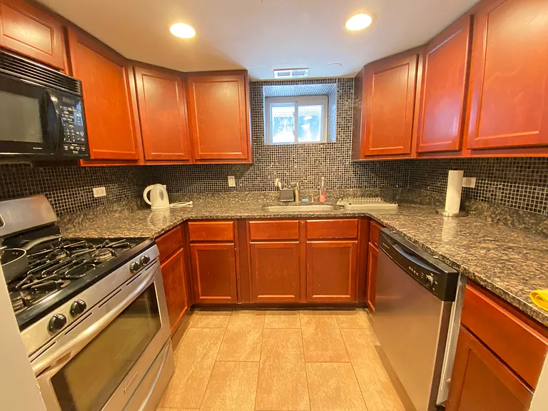 832 S Claremont Ave — Photo 4