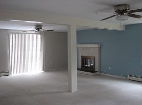 Huge Familyroom w/fireplace