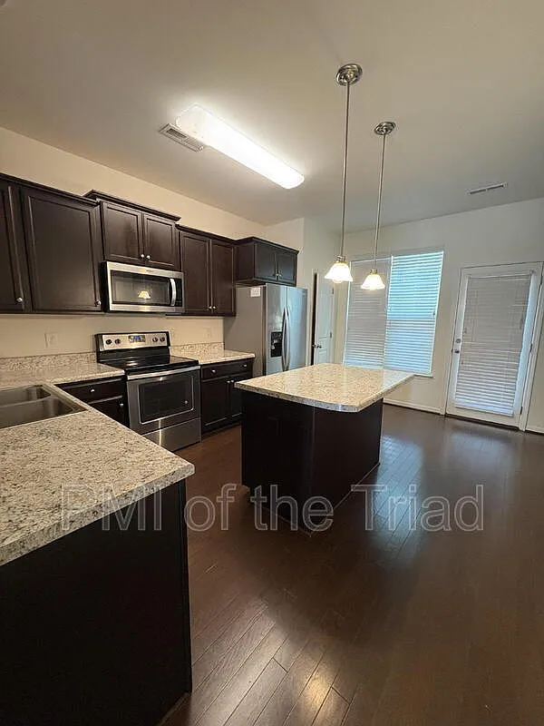 2 bed, 2.5 bath, 1664 sqft, $1,650 — Photo 3