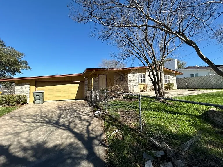 1814 Crestridge Dr — Photo 2