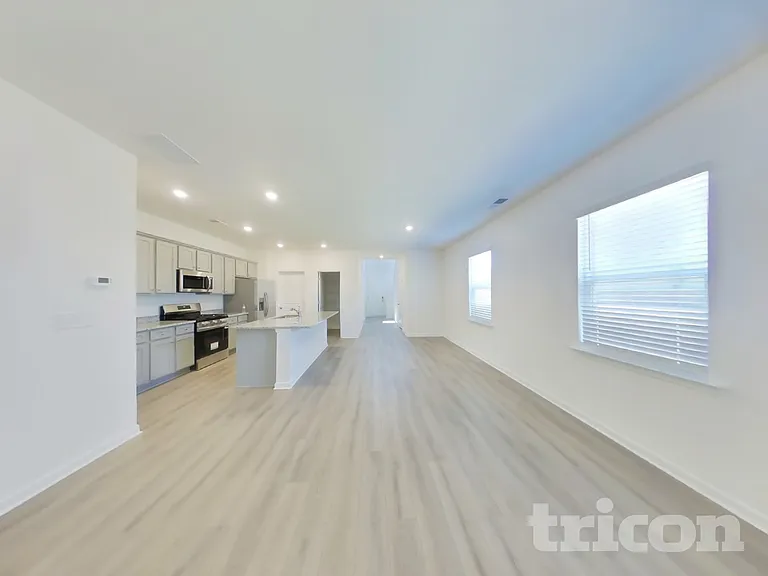1940 Logan Ln — Photo 3
