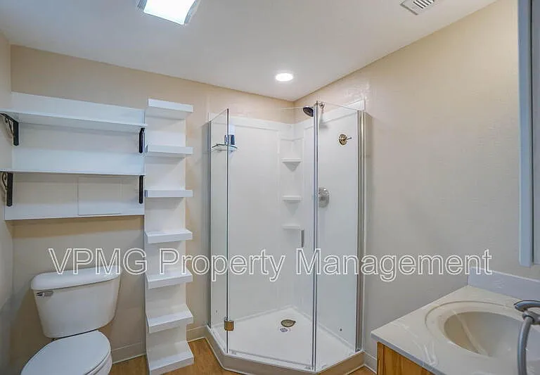 2218 E 18th St #B — Photo 11