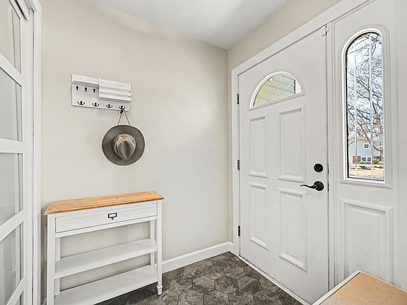 3rd image of 6825 Meadowcrest Dr