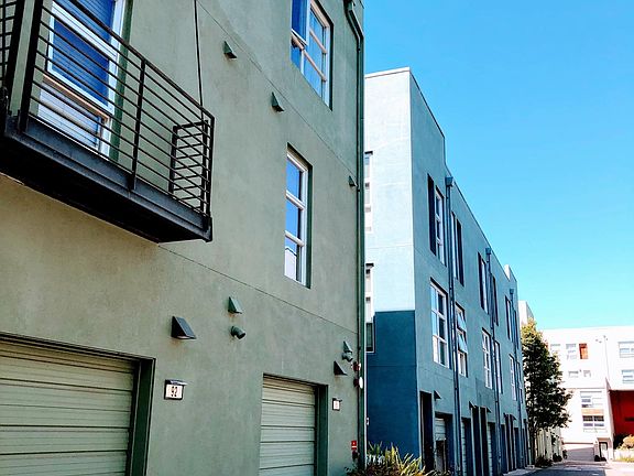 Corner unit with 1 space car garage