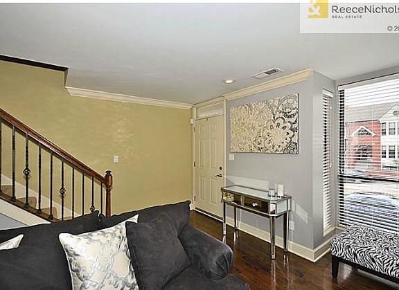 4th image of 516 W 10th St #516