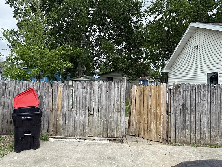 127 E Gilman Rd — Photo 13