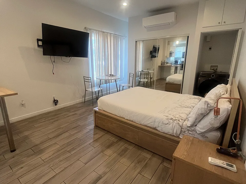 1647 Ocean Front Walk #4