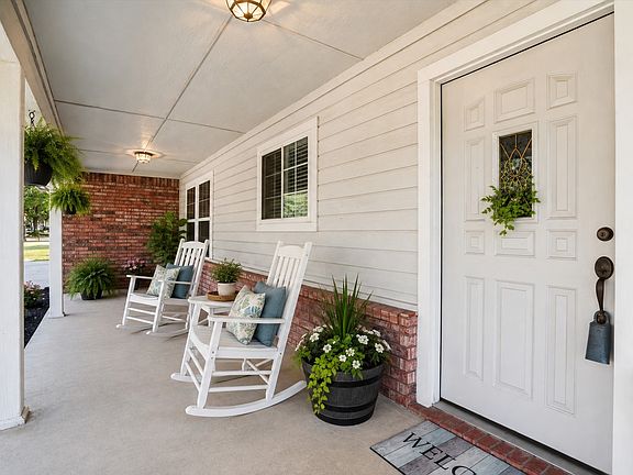 5th image of 215 Mistletoe Ln