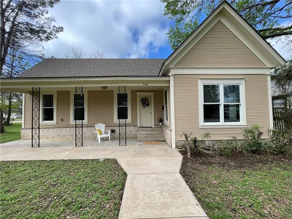 713 S Tyler St, McGregor, TX 76657