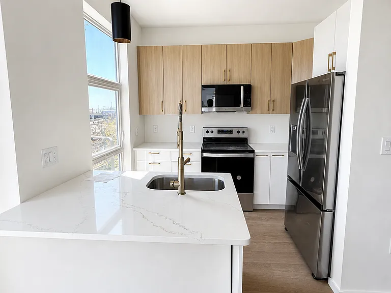 546 Saratoga St #3R — Photo 4