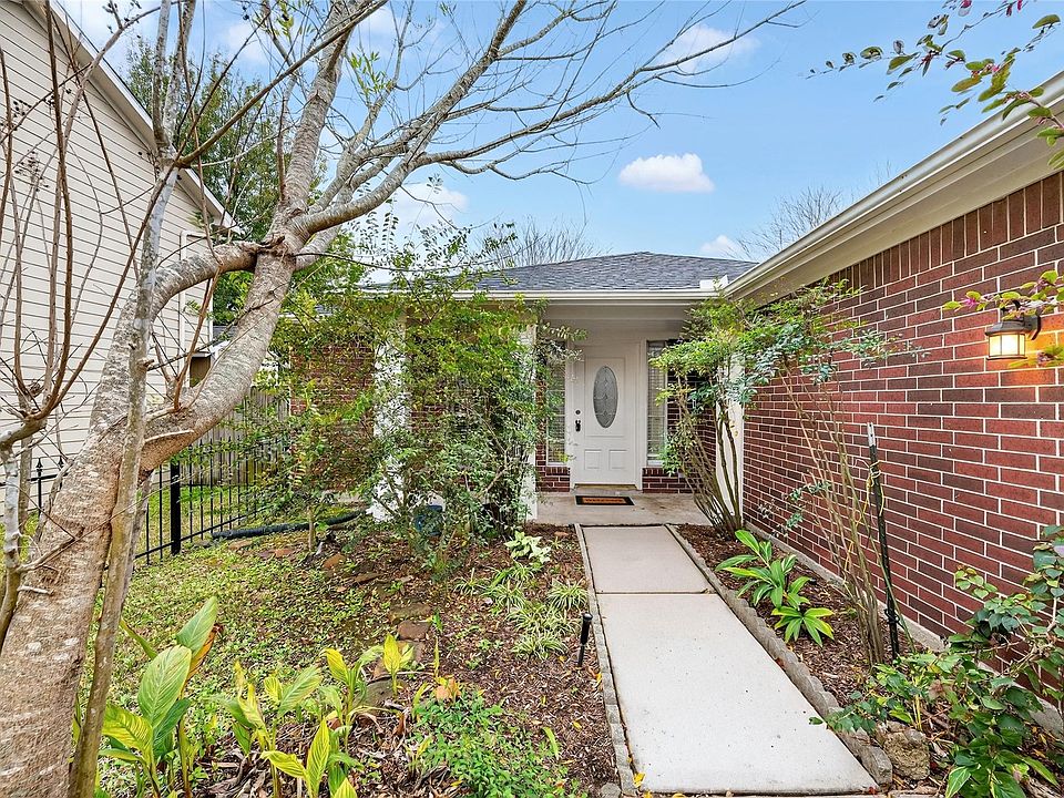 1st image of 2135 Falling Oaks Rd