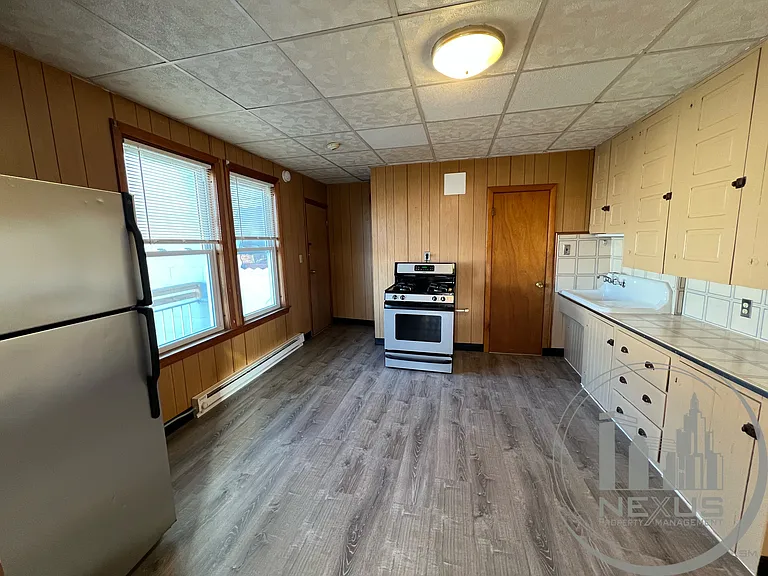  127 Burnside Ave 2ndFlr 2B/1B FreshPaint Spacious NewerFloors PetsOK — Photo 13