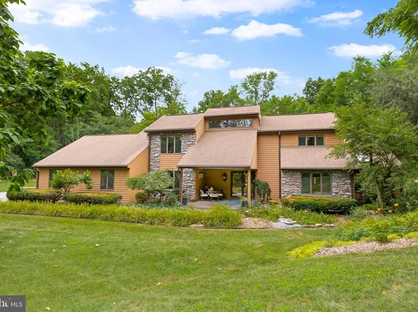 21 Deer Run Rd, Hershey, PA 17033