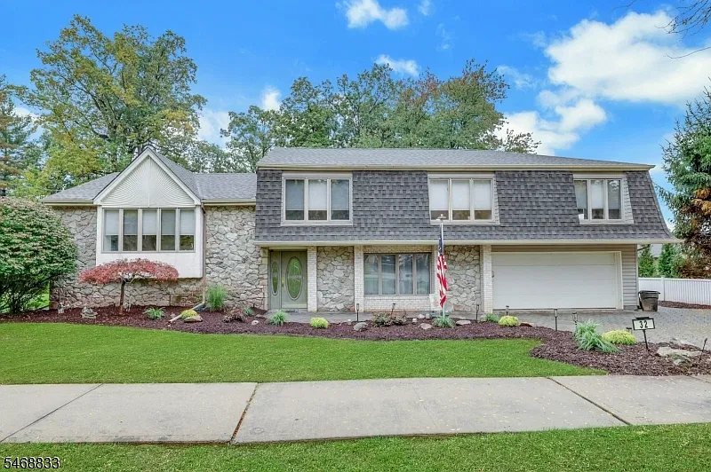 32 Clinton Ln