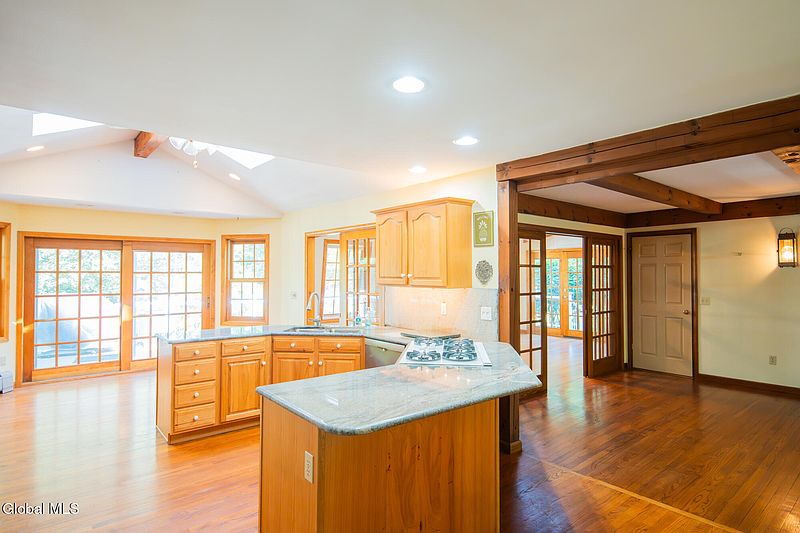 3rd image of 20 Lantern Hill Road
