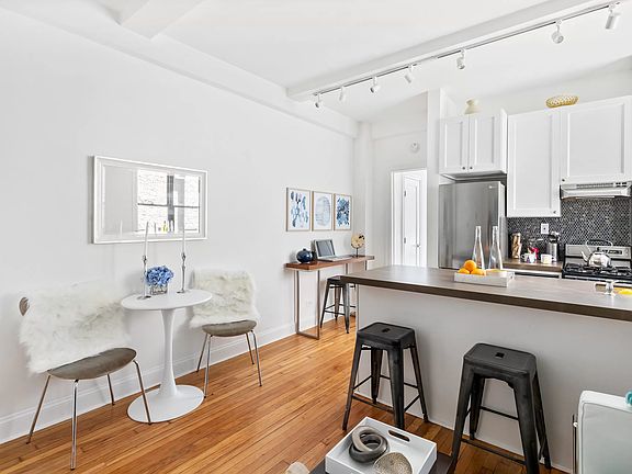 2nd image of 116 W 72nd St APT 4E
