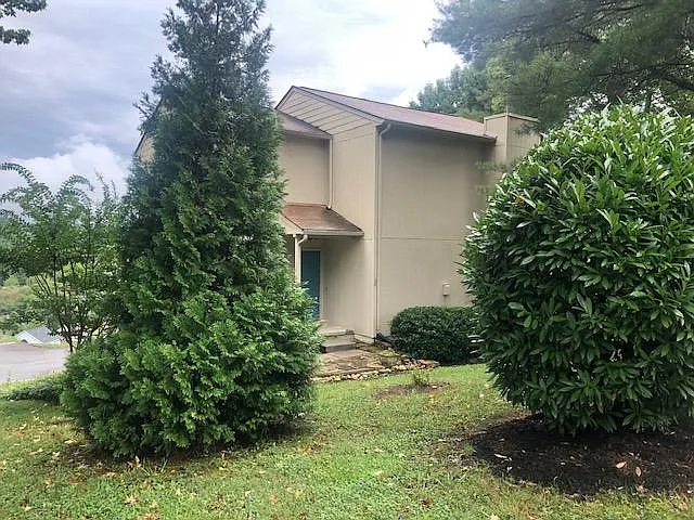 3 bed, 2.5 bath, 2300 sqft, $2,050 — Photo 2