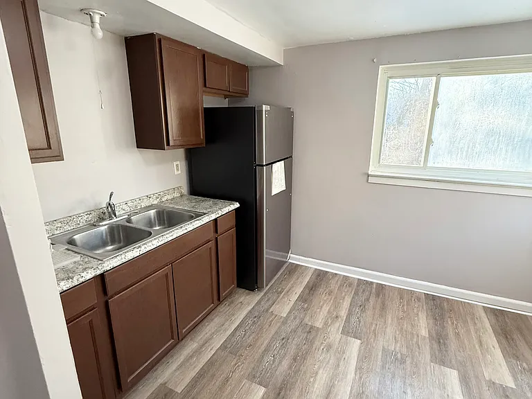 512 Macfarlane Dr — Photo 5
