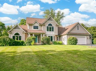 25 Sunleaf Dr, Penfield, NY 14526