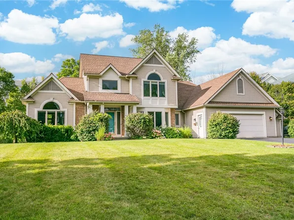 25 Sunleaf Dr, Penfield, NY 14526