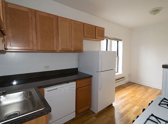 3rd image of 3825.5 N Fremont St Unit 3E