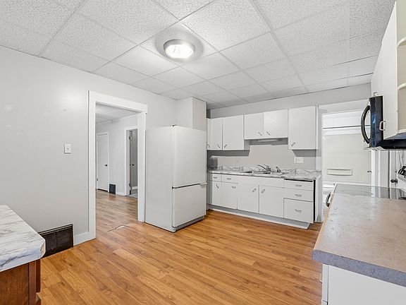 3rd image of 479 Walker St