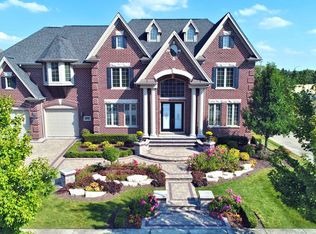 8 Baker Ln, Naperville, IL 60565