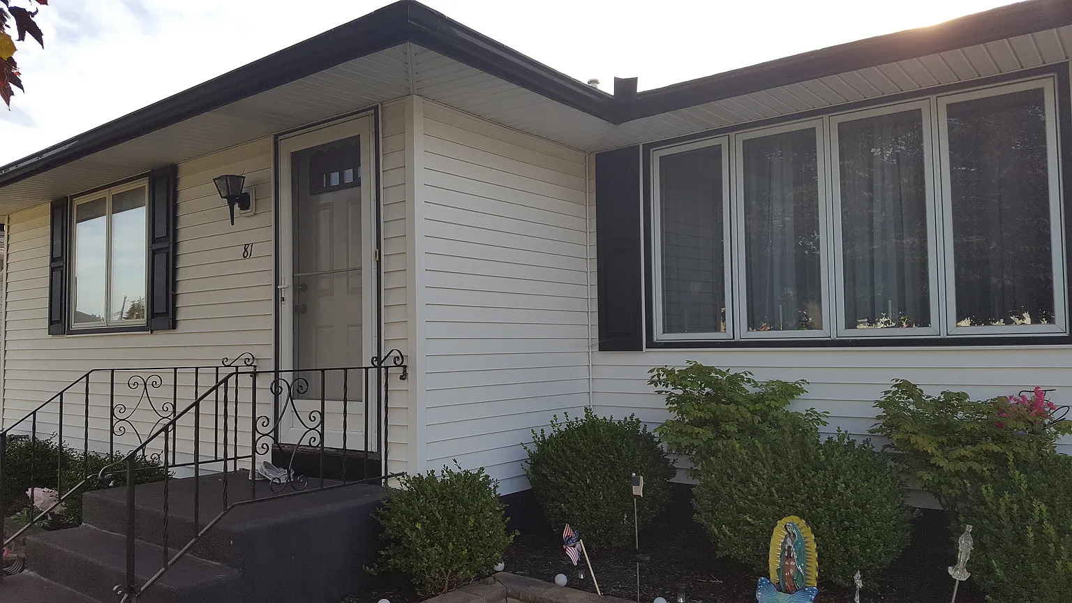 81 Wallace Ave photo 1