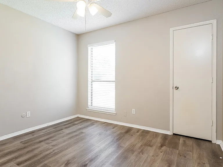 7608 Meadowlark Ln N — Photo 13