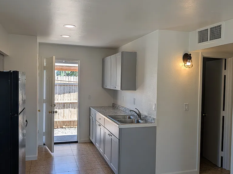 6728 N 62nd Ave #4 — Photo 2