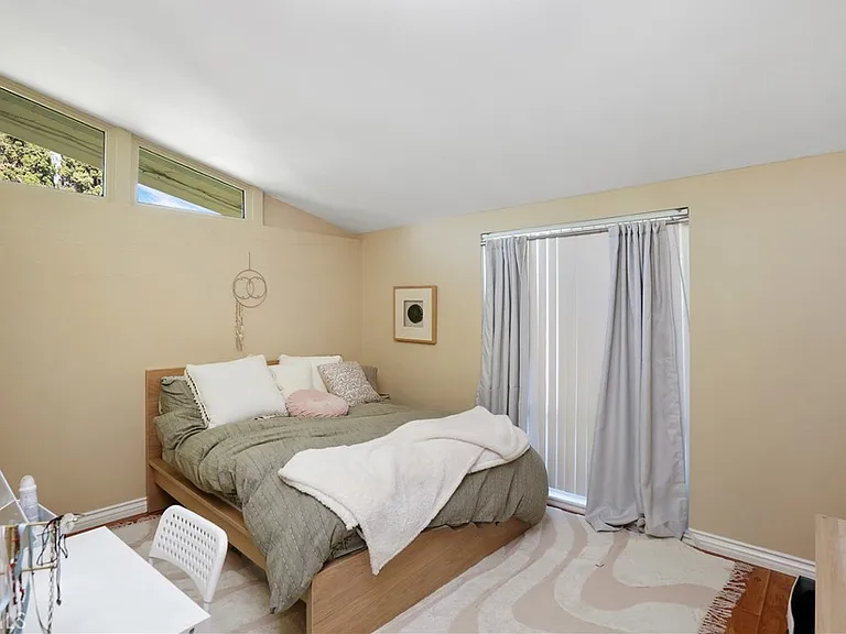 526 N Emerald Dr — Photo 5