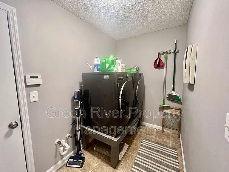 3352 Shelley Dr — Photo 17
