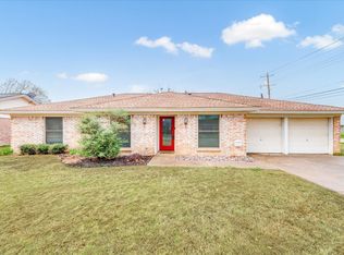 2033 Cimarron Trl, Hurst, TX 76054