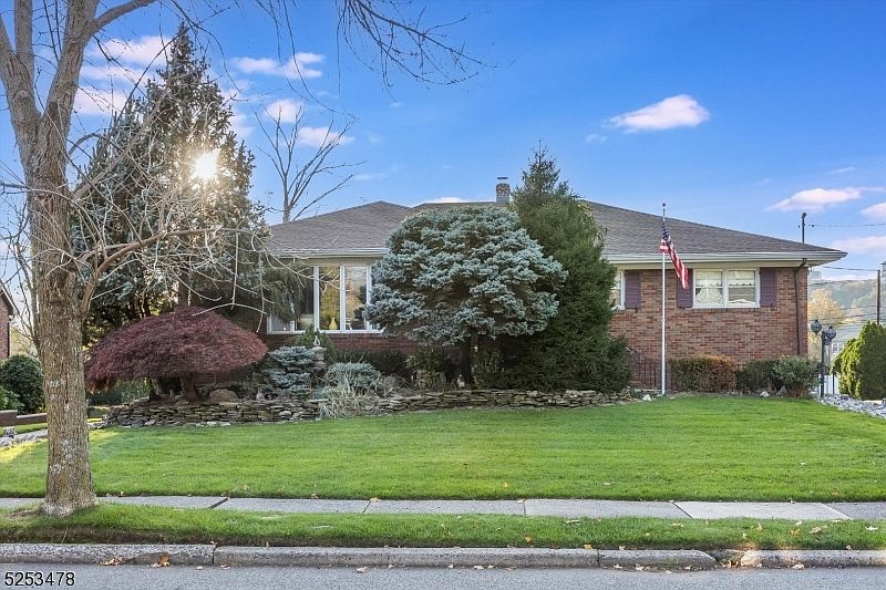 1st image of 23 Vincent Dr