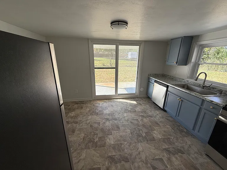 2608 Dorchester Dr NW — Photo 7